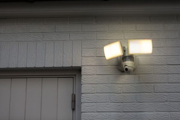 Lutec Libra Επιτοίχιο Φωτιστικό Εξωτερικού Χώρου Led Φωτιστικό Τοίχου Camera Με Ανιχνευτή Κίνησης Λευκό Connect LED Dimmable 3000lm 5000K IP44 – 7632406053
