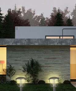 Μοντέρνα βίλα με φωτισμό και κήπο κατά το σούρουπο, περιτριγυρισμένη από δέντρα.