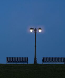 Δίφωτο φωτιστικό εξωτερικού χώρου με μεταλλική βάση και κλασικό σχεδιασμό, φωτίζει ιδανικά κήπους και πάρκα.