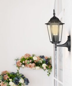 Εξωτερικό φωτιστικό τοίχου κλασικού στυλ, μαύρο μεταλλικό, με γυάλινο κάλυμμα, ιδανικό για κήπους και βεράντες.