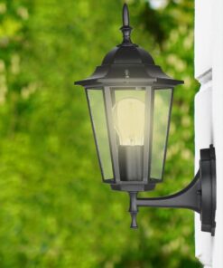 Μαύρο εξωτερικό φωτιστικό τοίχου, κλασικού στυλ, με διαφανές γυαλί για βέλτιστο φωτισμό.