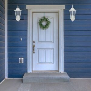 Λευκό φωτιστικό τοίχου εξωτερικού χώρου, κλασικός σχεδιασμός, κατάλληλο για μπροστινές πόρτες και αυλές.