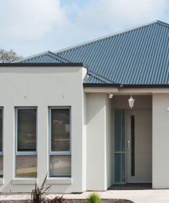 Στέγη μεταλλική κυματοειδής, ανθεκτική και μοντέρνα, σε γκρι απόχρωση για κατοικίες. Αντοχή στις καιρικές συνθήκες.