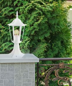 Λευκός κλασικός φανός εξωτερικού χώρου σε πέτρινη βάση, ιδανικός για κήπους και αυλές.