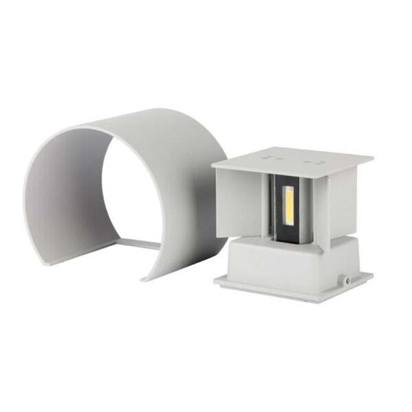 Λευκός μεταλλικός τοίχου φωτισμός με LED, μοντέρνος σχεδιασμός, ιδανικός για εσωτερικούς και εξωτερικούς χώρους.