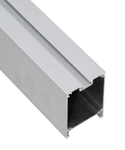 GloboStar® SURFACEPENDANT-PROFILE 70830-3M Προφίλ Αλουμινίου – Βάση & Ψύκτρα Ταινίας LED με Λευκό Γαλακτερό Κάλυμμα – Επιφανειακή & Κρεμαστή Χρήση – Πατητό Κάλυμμα – Ασημί – 3 Μέτρα – Μ300 x Π3.5 x Υ7.4cm