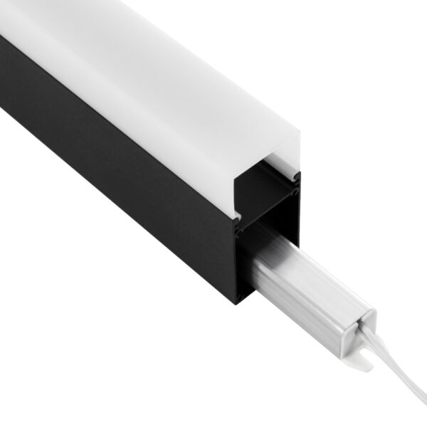 GloboStar® SURFACEPENDANT-PROFILE 70832-1M Προφίλ Αλουμινίου – Βάση & Ψύκτρα Ταινίας LED με Λευκό Γαλακτερό Κάλυμμα – Επιφανειακή & Κρεμαστή Χρήση – Πατητό Κάλυμμα – Μαύρο – 1 Μέτρο – Μ100 x Π3.5 x Υ7.4cm