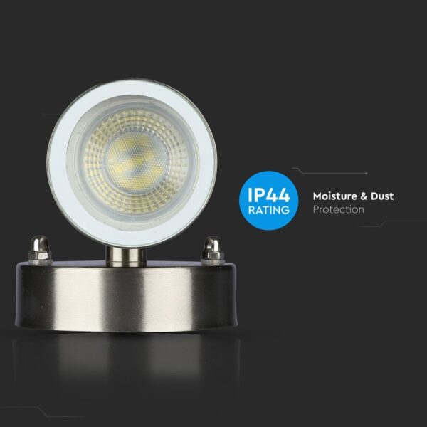 LED προβολέας IP44 με προστασία υγρασίας και σκόνης, κατάλληλος για εξωτερικούς χώρους.