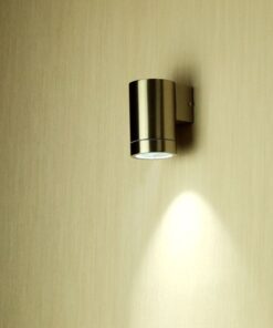 Απλίκα τοίχου LED κυλινδρικού σχεδιασμού, μεταλλική κατασκευή, ιδανική για εσωτερικό φωτισμό.