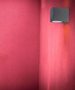 Απλίκα τοίχου μαύρη, τετράγωνη σχεδίαση, ιδανική για σύγχρονο φωτισμό εσωτερικών χώρων.