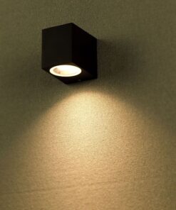 Μοντέρνο μαύρο απλίκα τοίχου, κύβο σχήμα, με κατευθυνόμενο φως για ατμόσφαιρα σε καθιστικό ή γραφείο.