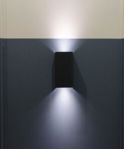 Μαύρο απλίκα τοίχου LED με φωτισμό διπλής κατεύθυνσης για μοντέρνα διακόσμηση εσωτερικών χώρων.