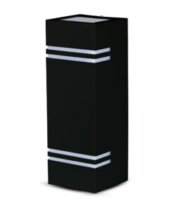 Μοντέρνος εξωτερικός φωτιστικός πάσσαλος, μαύρος με λευκές λεπτομέρειες, ιδανικός για κήπους.