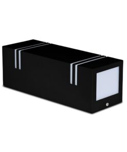 Μαύρο ορθογώνιο φωτιστικό τοίχου για εξωτερικό χώρο με μοντέρνο σχεδιασμό και λευκό διάχυτη φωτισμό.