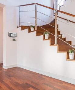 Συσκευή για εντομοαπωθητική προστασία τοίχου με κομψό σχεδιασμό. Ιδανική για οικιακή χρήση σε σκάλες.