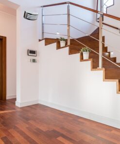 Ξύλινη σκάλα εσωτερικού χώρου με μεταλλικό κιγκλίδωμα και διακοσμητικές γλάστρες, ιδανική για μοντέρνα διακόσμηση.