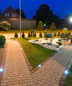 Υπαίθριος φωτισμός LED σε πλακόστρωτο μονοπάτι κήπου για ασφαλή βραδινή κίνηση. Ενεργειακά αποδοτικός.