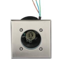 Πρίζα τοίχου ηλεκτρικής ενέργειας, μεταλλική, με γείωση και καλώδια, μοντέρνος σχεδιασμός, ανθεκτική κατασκευή.