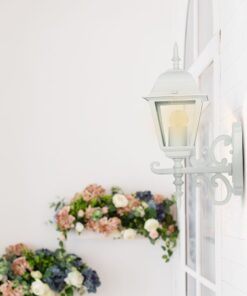 Λευκό μεταλλικό φωτιστικό τοίχου εξωτερικού χώρου κλασικού στυλ, ιδανικό για κήπους και βεράντες.