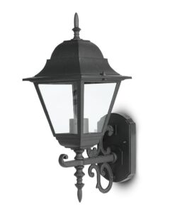 Επιτοίχιο φωτιστικό εξωτερικού χώρου με καπέλο, μαύρο μέταλλο και κλασικό σχέδιο, για κομψό φωτισμό εισόδου.