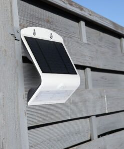 Ηλιακό φως εξωτερικού χώρου με ανίχνευση κίνησης, εγκατεστημένο σε φράχτη, για βέλτιστο φωτισμό αυλής.