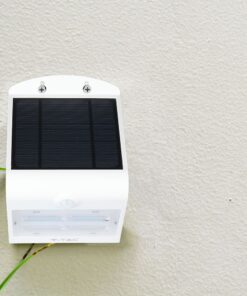 Φωτιστικό ηλιακό τοίχου με λευκό πλαίσιο, κατάλληλο για εξωτερικούς χώρους.