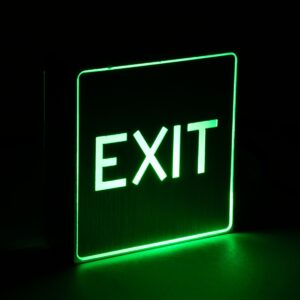 GloboStar® SENSATI 75651 Φωτιστικό Τοίχου Ένδειξης EXIT LED 1W AC 220-240V με Επαναφορτιζόμενη Μπαταρία 350mAh IP20 – Σώμα Αλουμινίου – Μ11 x Π11 x Υ3cm – Πράσινο