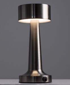 GloboStar® BELLA 76504 Μοντέρνο Επιτραπέζιο Φωτιστικό Πορτατίφ LED 1.5W 105lm 120° DC 5V Επαναφορτιζόμενο με Μπαταρία Li-ion 1800mAh – Διακόπτη Αφής με 3 Εντάσεις Φωτισμού Θερμό Λευκό 2700K Dimmable – Φ9 x 21cm – Ασημί