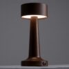 GloboStar® BELLA 76507 Μοντέρνο Επιτραπέζιο Φωτιστικό Πορτατίφ LED 1.5W 105lm 120° DC 5V Επαναφορτιζόμενο με Μπαταρία Li-ion 1800mAh – Διακόπτη Αφής με 3 Εντάσεις Φωτισμού Θερμό Λευκό 2700K Dimmable – Φ9 x 21cm – Σκούρο Καφέ