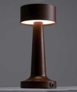 GloboStar® BELLA 76507 Μοντέρνο Επιτραπέζιο Φωτιστικό Πορτατίφ LED 1.5W 105lm 120° DC 5V Επαναφορτιζόμενο με Μπαταρία Li-ion 1800mAh – Διακόπτη Αφής με 3 Εντάσεις Φωτισμού Θερμό Λευκό 2700K Dimmable – Φ9 x 21cm – Σκούρο Καφέ