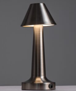 GloboStar® MOLLY 76516 Μοντέρνο Επιτραπέζιο Φωτιστικό Πορτατίφ LED 1.5W 105lm 120° DC 5V Επαναφορτιζόμενο με Μπαταρία Li-ion 1800mAh – Διακόπτη Αφής με 3 Εντάσεις Φωτισμού Θερμό Λευκό 2700K Dimmable – Φ10 x 23cm – Ασημί