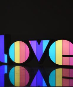 GloboStar® 76550 Μοντέρνο Επιτραπέζιο Διακοσμητικό Φωτιστικό LED Σήμανσης COLORS LOVE 2W με Διακόπτη On/Off & Καλώδιο Τροφοδοσίας USB – Μπαταρίας 3xAAA (Δεν Περιλαμβάνονται) Ψυχρό Λευκό 6000K