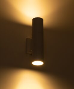 GloboStar® WALLY 77871 Φωτιστικό Τοίχου – Απλίκα Αρχιτεκτονικού Φωτισμού Εσωτερικού/Εξωτερικού Χώρου Up & Down Δίφωτο 2 x GU10 AC220-240V Αδιάβροχο IP65 – Σώμα Αλουμινίου & Tempered Glass – Μ6.4 x Π11 x Υ25cm – Λευκό – 5 Years Warranty