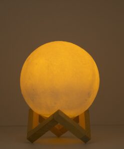 GloboStar® 79605 Επιτραπέζιο Ανάγλυφο Διακοσμητικό Φωτιστικό Φ15cm 3D MOON LIGHT LED 3.7W DC 5V με Ενσωματωμένη Μπαταρία 500mAh Li-ion Επαναφορτιζόμενο – Καλώδιο Τροφοδοσίας USB και Διακόπτη Αφής CCT Θερμό Λευκό 3000K – Ψυχρό Λευκό 6000K Dimmable