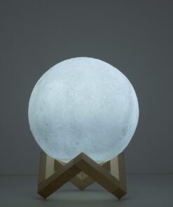 GloboStar® 79605 Επιτραπέζιο Ανάγλυφο Διακοσμητικό Φωτιστικό Φ15cm 3D MOON LIGHT LED 3.7W DC 5V με Ενσωματωμένη Μπαταρία 500mAh Li-ion Επαναφορτιζόμενο – Καλώδιο Τροφοδοσίας USB και Διακόπτη Αφής CCT Θερμό Λευκό 3000K – Ψυχρό Λευκό 6000K Dimmable