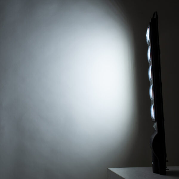 GloboStar® STREETA 85345 Professional LED Solar Street Light Αυτόνομο Ηλιακό Φωτιστικό Δρόμου 150W 1500lm 240 x LED SMD 5730 με Ενσωματωμένο Φωτοβολταϊκό Panel 6V 18W & Επαναφορτιζόμενη Μπαταρία Li-ion 3.2V 20000mAh με Αισθητήρα Ημέρας-Νύχτας & PIR Αισθητήρα Κίνησης – Αδιάβροχο IP65 – Ψυχρό Λευκό 6000K – Μ25 x Π6 x Υ83cm – 2 Years Warranty