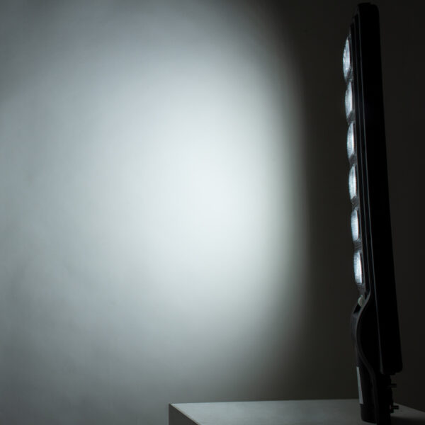 GloboStar® STREETA 85346 Professional LED Solar Street Light Αυτόνομο Ηλιακό Φωτιστικό Δρόμου 180W 1800lm 288 x LED SMD 5730 με Ενσωματωμένο Φωτοβολταϊκό Panel 6V 20W & Επαναφορτιζόμενη Μπαταρία Li-ion 3.2V 30000mAh με Αισθητήρα Ημέρας-Νύχτας & PIR Αισθητήρα Κίνησης – Αδιάβροχο IP65 – Ψυχρό Λευκό 6000K – Μ25 x Π7 x Υ83cm – 2 Years Warranty