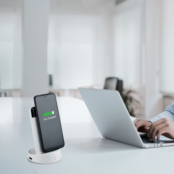 Wireless Power Bank 8000mAh με λευκό σώμα και βάση V-TAC – 8861