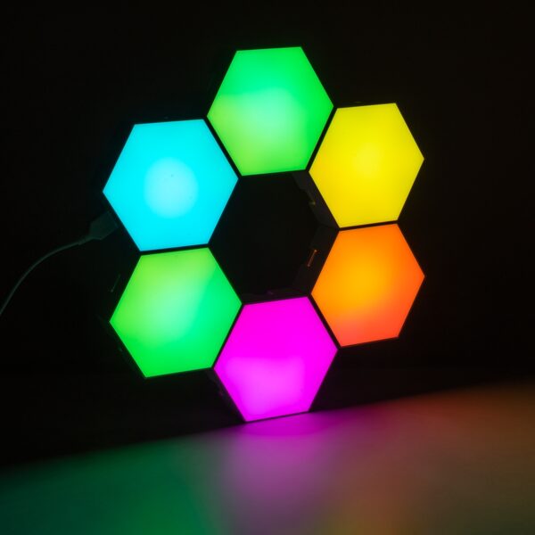 GloboStar® DIGIOCTA 90448 Σετ 6 Ψηφιακων LED RGB Φωτιστικών Κυψελών με Ψηφιακό Controller με WiFi Smart APP & Ασύρματο Χειριστήριο RF 2.4Ghz – LED SMD 5050 9W/Σετ 84PIXEL/Σετ 720lm/Σετ 120° DC 5V με USB 2.0 IP20 Πολύχρωμο RGB – Dimmable – Μ10.5 x Π10.5 x Υ3cm Ανά Κυψέλη – 2 Χρόνια Εγγύηση