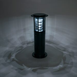 GloboStar® LUSCIOUS 90536 Αυτόνομο Ηλιακό Φωτιστικό Κήπου – Κολωνάκι Αρχιτεκτονικού Φωτισμού Εξωτερικού Χώρου LED 10W 330lm 120° με Ενσωματωμένο Φωτοβολταϊκό Panel 6V 2W & Επαναφορτιζόμενη Μπαταρία Li-ion 3.2V 1800mAh με Αισθητήρα Ημέρας-Νύχτας – Αδιάβροχο IP65 – Σώμα Αλουμινίου & ABS – Φ22 x Υ58cm – Εναλλαγή Φωτισμού μέσω Τηλεχειριστηρίου All In One Ψυχρό 6000K+Φυσικό 4500K+Θερμό 2700K Dimmable – Μαύρο – 2 Χρόνια Εγγύηση