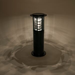 GloboStar® LUSCIOUS 90536 Αυτόνομο Ηλιακό Φωτιστικό Κήπου – Κολωνάκι Αρχιτεκτονικού Φωτισμού Εξωτερικού Χώρου LED 10W 330lm 120° με Ενσωματωμένο Φωτοβολταϊκό Panel 6V 2W & Επαναφορτιζόμενη Μπαταρία Li-ion 3.2V 1800mAh με Αισθητήρα Ημέρας-Νύχτας – Αδιάβροχο IP65 – Σώμα Αλουμινίου & ABS – Φ22 x Υ58cm – Εναλλαγή Φωτισμού μέσω Τηλεχειριστηρίου All In One Ψυχρό 6000K+Φυσικό 4500K+Θερμό 2700K Dimmable – Μαύρο – 2 Χρόνια Εγγύηση