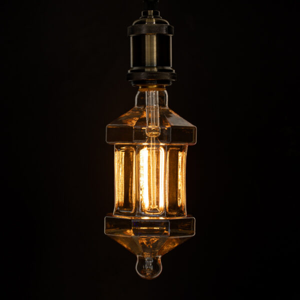 GloboStar® 99026 Λάμπα LED Long Filament E27 FT95 LANTERN Γλόμπος 8W 650lm 360° AC 220-240V IP20 Φ9.5 x Υ21.5cm Ultra Θερμό Λευκό 2200K με Μελί Γυαλί – Dimmable – 3 Years Warranty