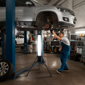 GloboStar® 99051 WORKING LIGHT LED Επαγγελματικό Φωτιστικό Εργασίας – Δυνατότητα Τοποθέτησης με Τρίποδο ή Κρεμαστό – 65W 6000lm 360° AC 220-240V IP65 με Αντοχή Κρούσης IK08 Φ70 x Υ130cm Ψυχρό Λευκό 6500K – 3 Years Warranty