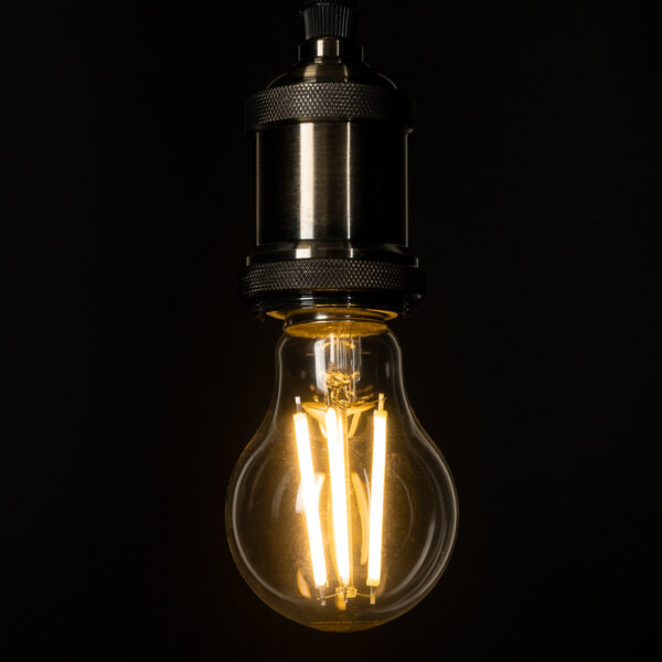 GloboStar® 99083 Λάμπα LED Long Filament E27 A60 Γλόμπος 4W 840lm 360° AC 220-240V IP20 Φ6 x Υ11cm Θερμό Λευκό 2700K με Διάφανο Γυαλί – Pro Series 210lm/W – A Ενεργειακή Κλάση – 3 Χρόνια Εγγύηση
