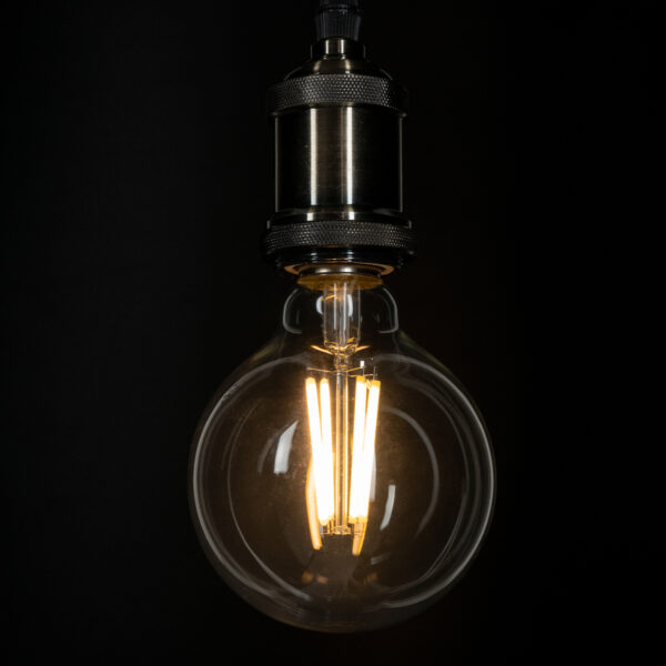 GloboStar® 99084 Λάμπα LED Long Filament E27 G95 Γλόμπος 4W 840lm 360° AC 220-240V IP20 Φ9.5 x Υ13.8cm Θερμό Λευκό 2700K με Διάφανο Γυαλί – Pro Series 210lm/W – A Ενεργειακή Κλάση – 3 Χρόνια Εγγύηση