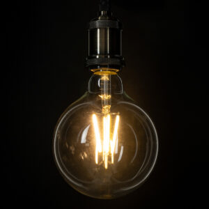 GloboStar® 99085 Λάμπα LED Long Filament E27 G125 Γλόμπος 4W 840lm 360° AC 220-240V IP20 Φ12.5 x Υ13.8cm Θερμό Λευκό 2700K με Διάφανο Γυαλί – Pro Series 210lm/W – A Ενεργειακή Κλάση – 3 Χρόνια Εγγύηση