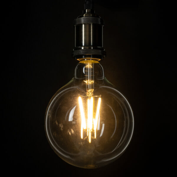 GloboStar® 99085 Λάμπα LED Long Filament E27 G125 Γλόμπος 4W 840lm 360° AC 220-240V IP20 Φ12.5 x Υ13.8cm Θερμό Λευκό 2700K με Διάφανο Γυαλί – Pro Series 210lm/W – A Ενεργειακή Κλάση – 3 Χρόνια Εγγύηση