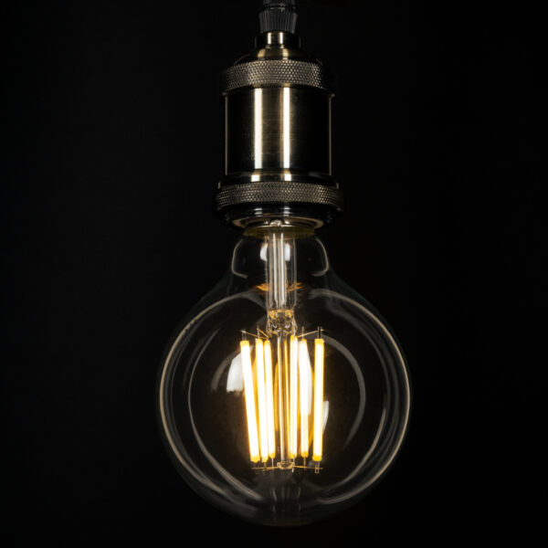 GloboStar® 99088 Λάμπα LED Long Filament E27 G95 Γλόμπος 7W 1470lm 360° AC 220-240V IP20 Φ9.5 x Υ13.8cm Θερμό Λευκό 2700K με Διάφανο Γυαλί – Pro Series 210lm/W – A Ενεργειακή Κλάση – 3 Χρόνια Εγγύηση