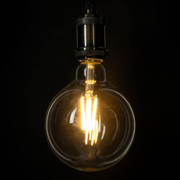 GloboStar® 99089 Λάμπα LED Long Filament E27 G125 Γλόμπος 7W 1470lm 360° AC 220-240V IP20 Φ12.5 x Υ13.8cm Θερμό Λευκό 2700K με Διάφανο Γυαλί – Pro Series 210lm/W – A Ενεργειακή Κλάση – 3 Χρόνια Εγγύηση