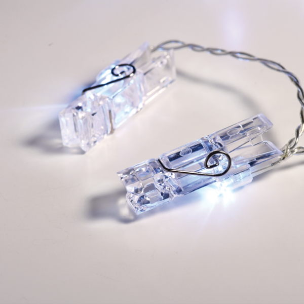 "PLASTIC CLIPS" 20 LED ΛΑΜΠΑΚ ΣΕΙΡΑ ΜΠΑΤΑΡ.(3xAA) ΨΥΧΡΟ ΛΕΥΚΟ IP20 285+30cm ΔΙΑΦΑΝ ΚΑΛΩΔ ΤΡΟΦΟΔ ACA - X062021232